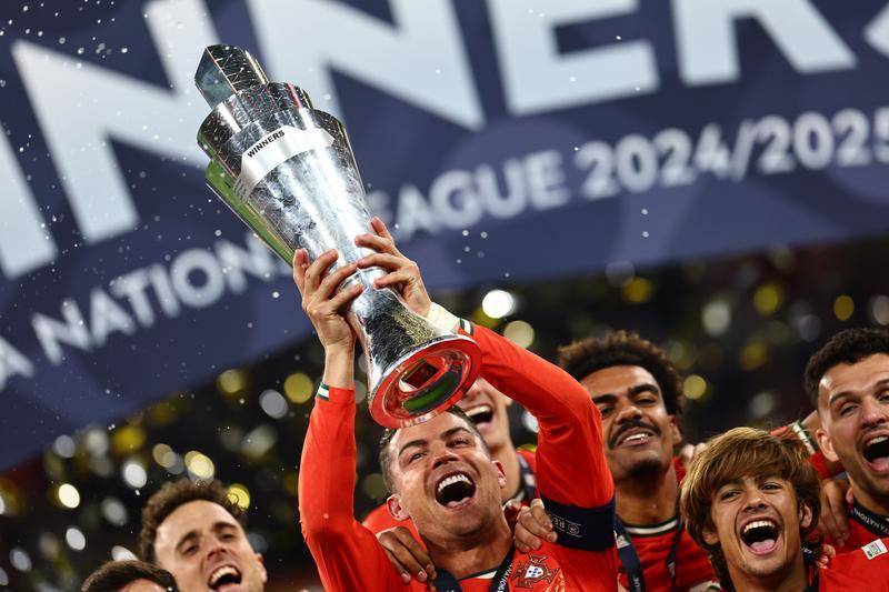 包含葡萄牙队获得胜利，晋级下一轮的词条