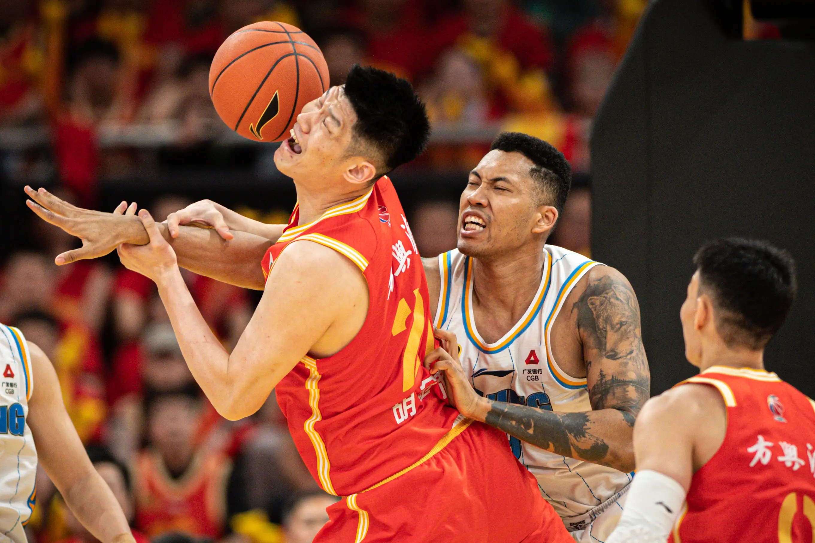 紧张的比赛中，球队奋力争取晋级