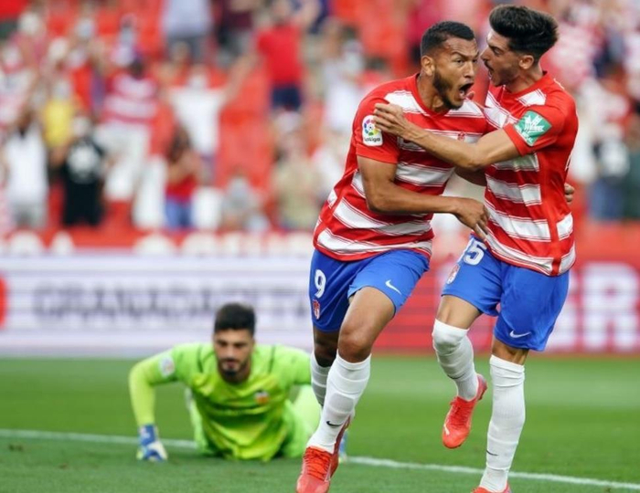 关于瓦伦西亚客场战平格拉纳达，积分榜排名不变的信息