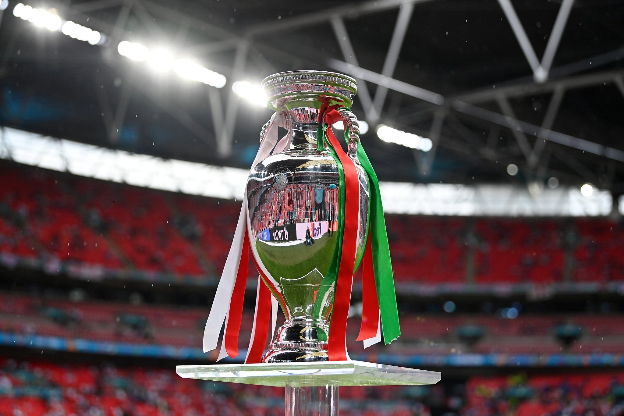 筑梦者，欧洲国家杯赛赛场每一滴汗水都为荣耀！的简单介绍