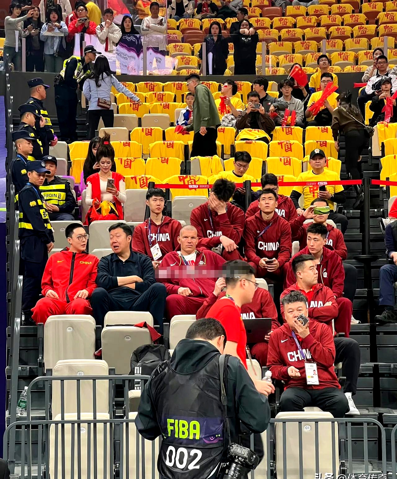 传奇球员回归训练场，球迷掌声不断的简单介绍