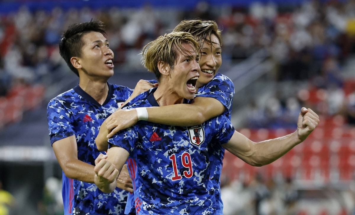 开云体育平台APP-包含日本前锋在比赛中取得帽子戏法获得喝彩的词条