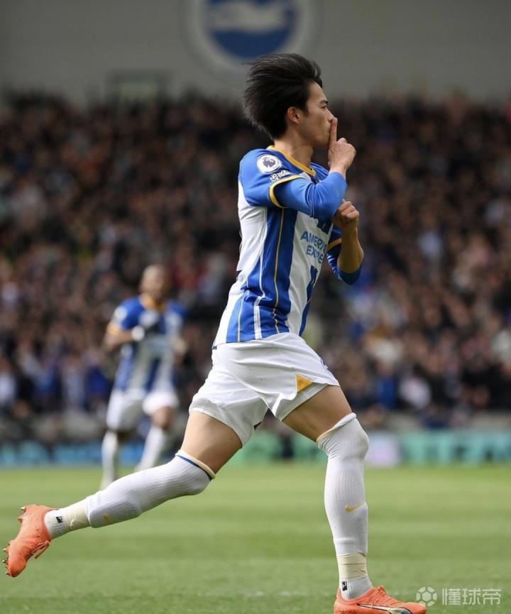 包含日本前锋在比赛中取得帽子戏法获得喝彩的词条