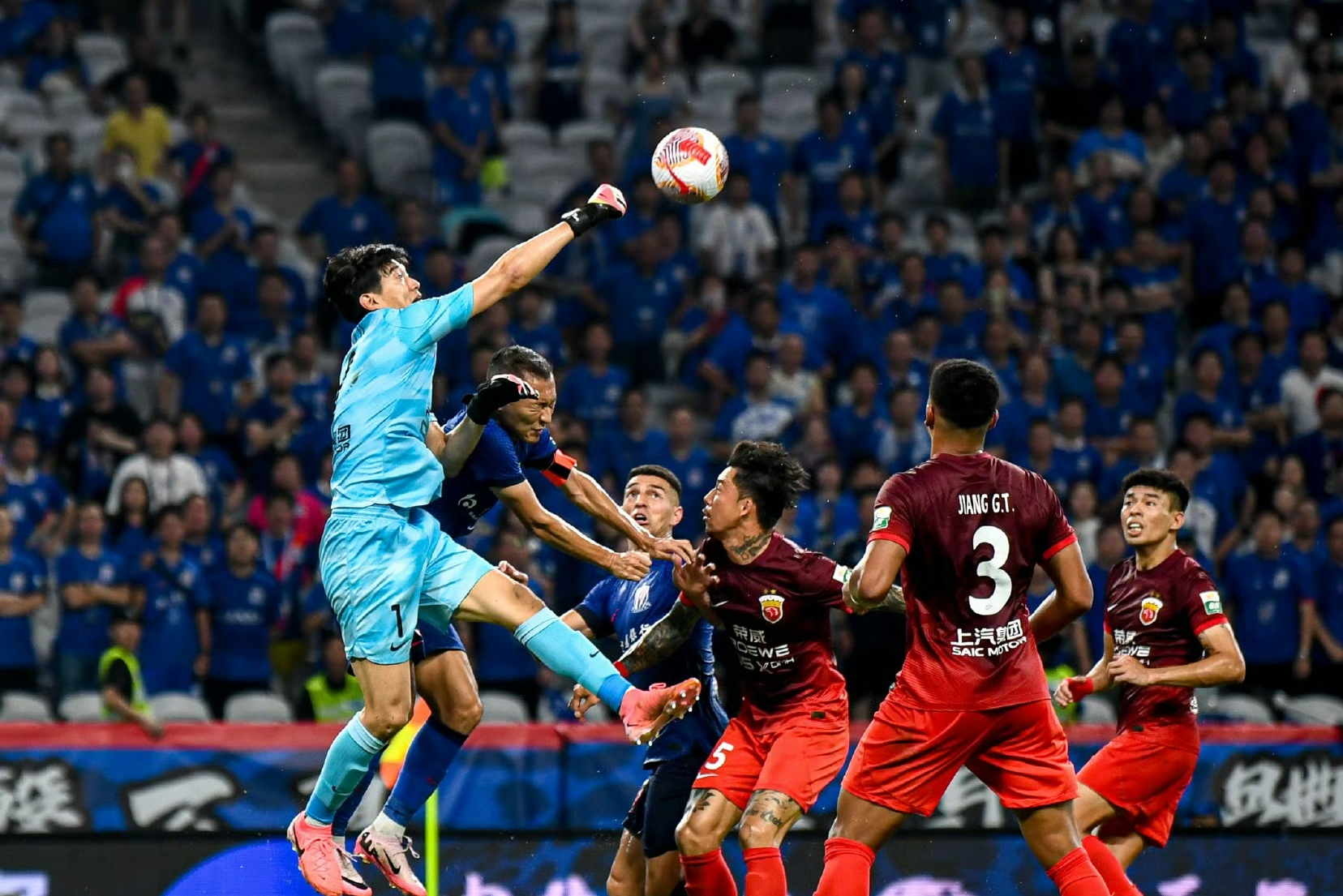 开云体育入口-球员在比赛中表现出色，帮助球队取得宝贵分