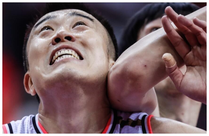 包含英格兰队鏖战中国队，张继科状态火热的词条